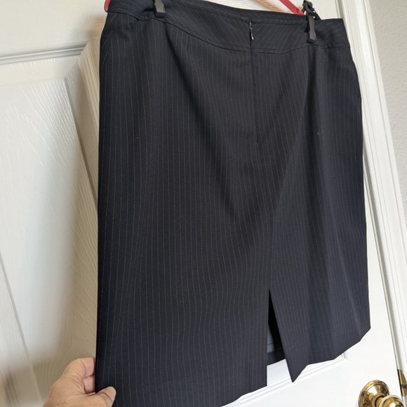 Tahari Navy/Charcoal PIN STRIPED (short) Skirt Suit  Vintage-y, EUC | 10 - Picture 11 of 16